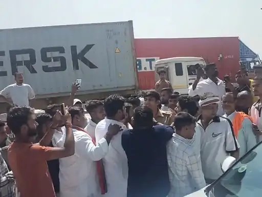 मुजफ्फरनगर के जग्गाहेड़ी टोल पर हंगामा, VHP-बजरंग दल कार्यकर्ताओं ने कराया टोल फ्री