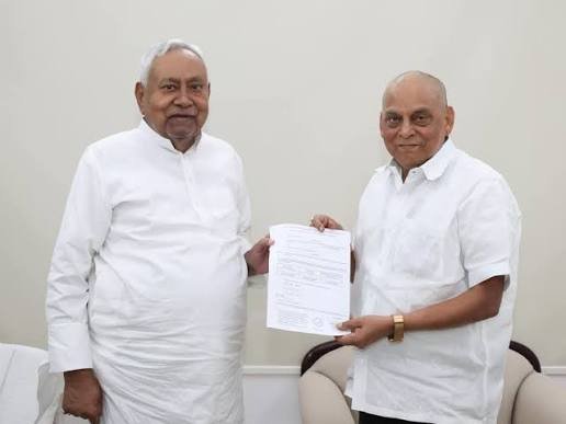 बिहार MLC चुनाव 2026: जदयू ने नीरज कुमार-अभिषेक झा को दिया प्रत्याशी का प्रपत्र
