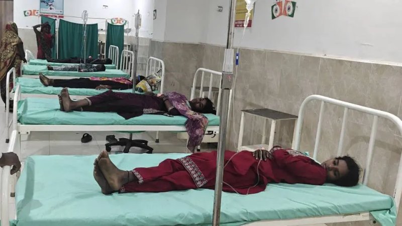 अमेठी में मेले में खस्ता खाने से 17 लोग बीमार, मेडिकल कॉलेज में भर्ती