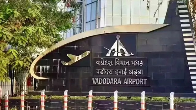 राजकोट एयरपोर्ट पर रनवे के पास लगी आग, धुएं के कारण एअर इंडिया की फ्लाइट वडोदरा डायवर्ट