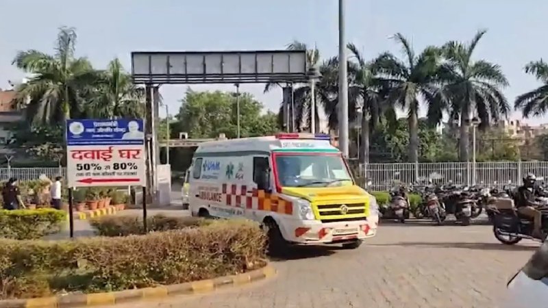 दिल्ली के सीमापुरी में पांच मंजिला इमारत गिरी, मलबे में लोगों के दबे होने की सूचना