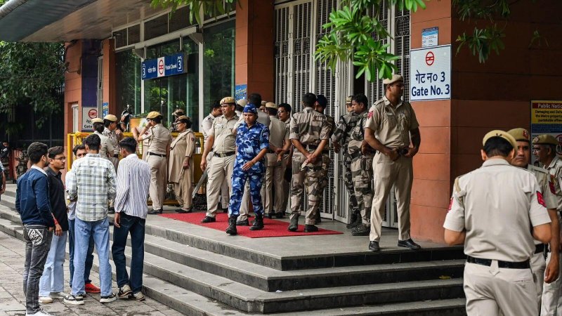 दिल्ली में प्रदर्शन से पहले पुलिस अलर्ट, 57 मेट्रो स्टेशनों को बंद करने की मांग