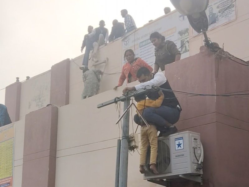 कौशांबी में मकान के बेसमेंट में लगी आग, ड्रोन कैमरे बनाने का चल रहा था काम