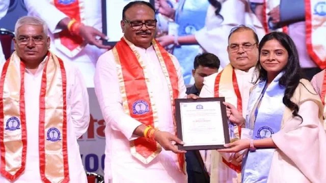 मुजफ्फरनगर की बेटी डॉ. दीक्षा ढींगरा ने MD में हासिल किया गोल्ड मेडल, डिप्टी CM ने किया सम्मानित