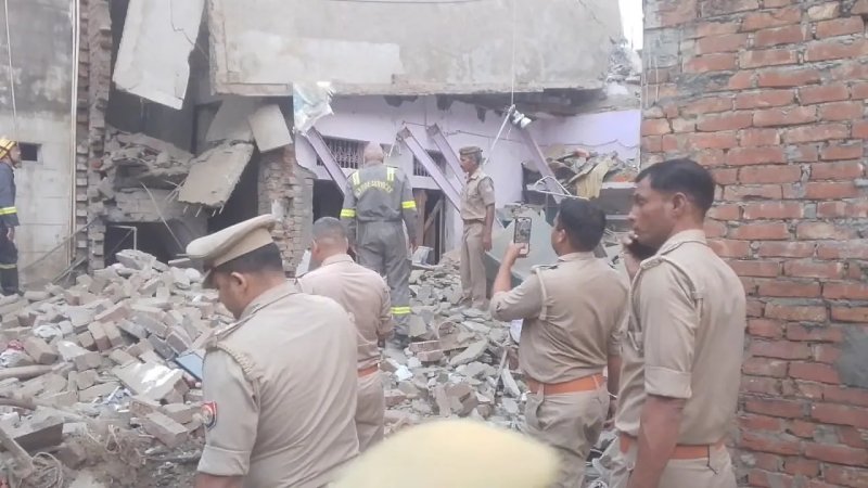 वाराणसी में पटाखों के धमाके से ढहा दो मंजिला मकान, महिला 90% तक झुलसी