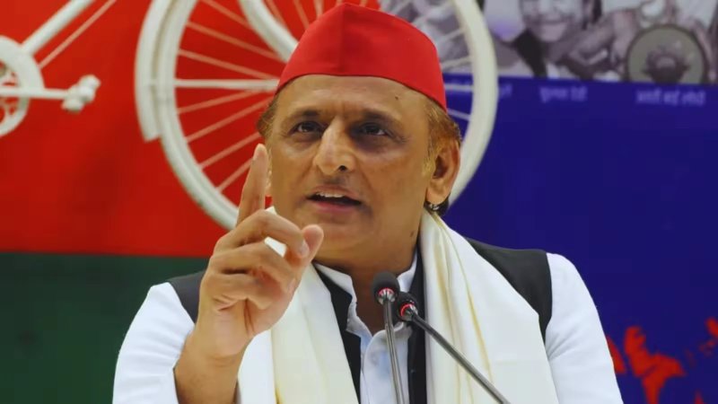 अखिलेश यादव का बीजेपी पर हमला, बोले- अधिकारी राजनीतिक कार्यकर्ता न बनें, वरना जाएंगे जेल