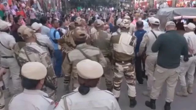 मणिपुर हिंसा के बीच तीन ग्रामीणों की हत्या, लोगों ने मुख्यमंत्री आवास के बाहर शव रखकर जताया गुस्सा