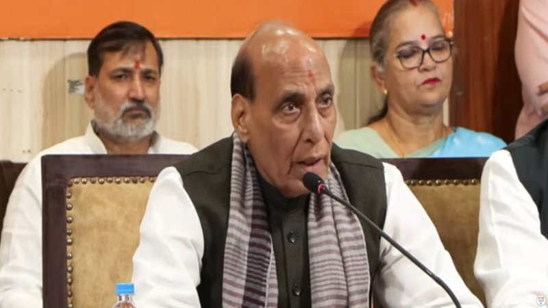 राजनाथ सिंह का राहुल गांधी पर हमला, बोले- अराजकता फैलाकर सत्ता हासिल करना चाहता है विपक्ष