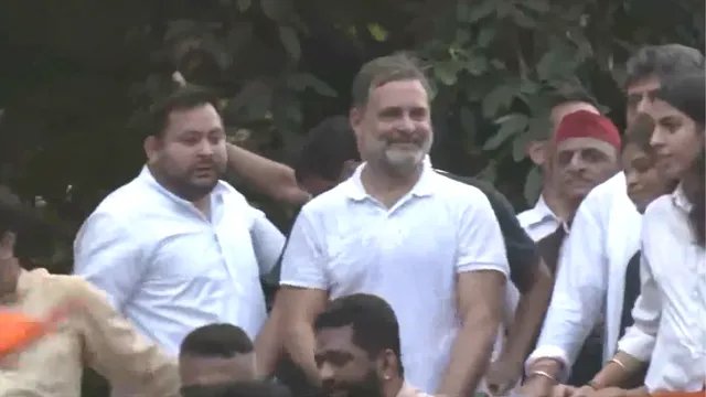 INDIA ब्लॉक के मार्च में उमड़ी भीड़, राहुल गांधी के साथ ट्रक पर दिखे अखिलेश-तेजस्वी; सुप्रीम कोर्ट तक पहुंचा विपक्ष