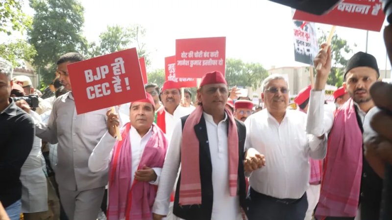 SIR के विरोध में विपक्ष का मार्च, दिल्ली में बैरिकेड पर चढ़े सपा सांसद