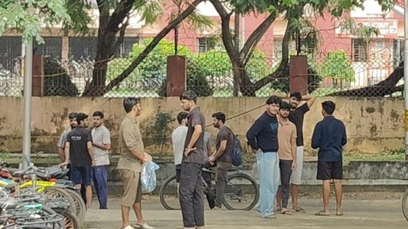 IIT ISM धनबाद: छात्र हॉस्टल की 8वीं मंजिल से गिरा, मौत