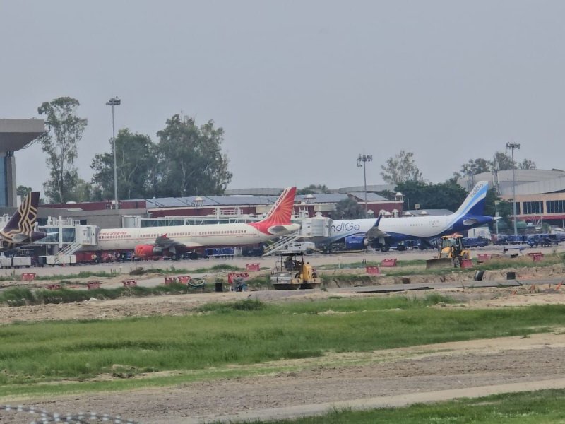 नोएडा एयरपोर्ट से लखनऊ जाने वाली फ्लाइट तीन घंटे लेट, विमान में बैठे रहे यात्री