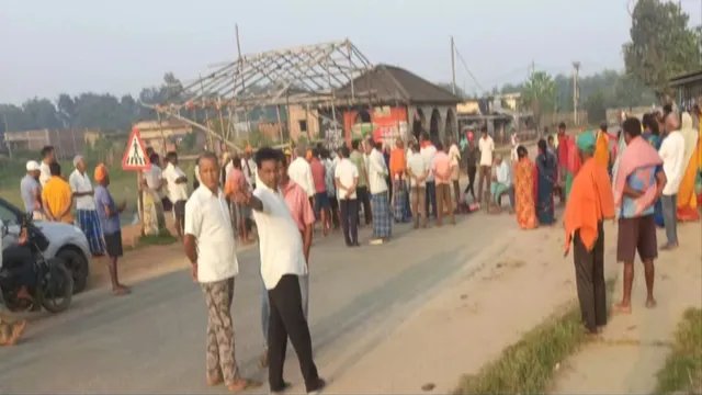 चतरा में बेलगाम हाईवा की चपेट में आने से युवक की मौत, ग्रामीणों ने की सड़क जाम