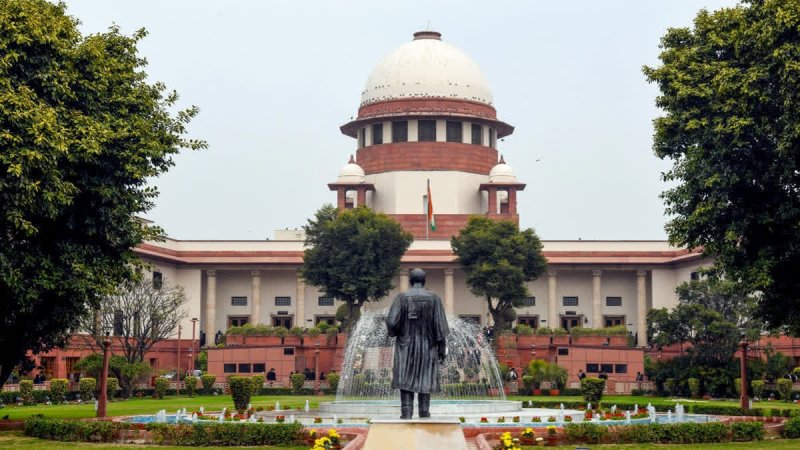 अनुबंध कर्मचारियों की सेवा अवधि के लाभ पर सरकार को झटका, सुप्रीम कोर्ट से रिव्यू पिटीशन खारिज