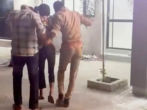 मुजफ्फरनगर में छात्रा से छेड़छाड़ के आरोपी का वीडियो वायरल, दो पुलिसकर्मियों के सहारे चलता दिखा