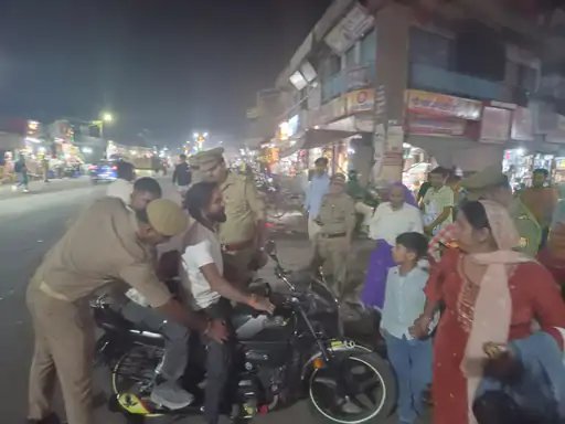 मुजफ्फरनगर: एसपी देहात ने शाहपुर की पुलिस चौकियों का किया औचक निरीक्षण