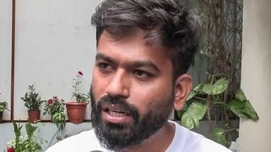 मरीन ड्राइव पर प्लेकार्ड के साथ पहुंचे अभिजीत दीपके, पुलिस ने हिरासत में लेकर कुछ देर बाद छोड़ा