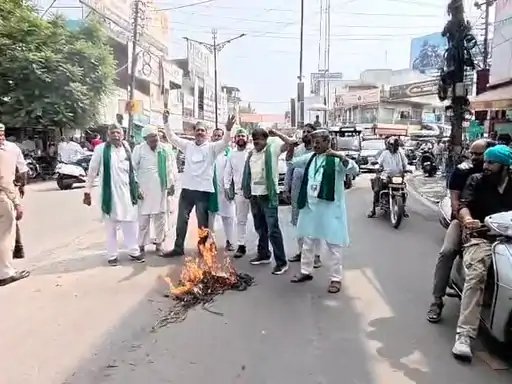 मुजफ्फरनगर में भाकियू का विरोध मार्च, मुख्य चुनाव आयुक्त का फूंका पुतला