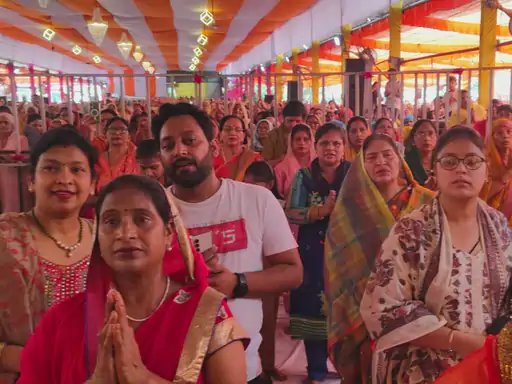 मुजफ्फरनगर में शिव महापुराण कथा में उमड़े श्रद्धालु, हर-हर महादेव के जयकारों से गूंजा परिसर