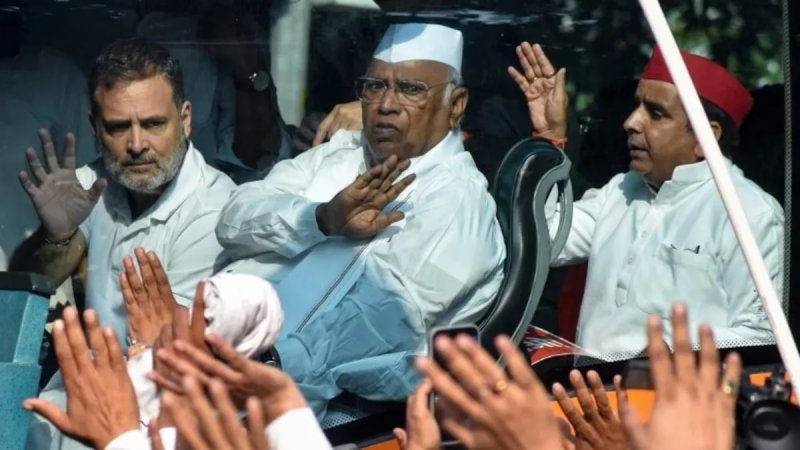 SIR पर राहुल गांधी समेत विपक्षी नेताओं की याचिका, सुप्रीम कोर्ट ने चुनाव आयोग से मांगा जवाब