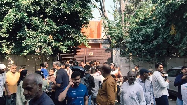 दिल्ली: राजकीय सर्वोदय स्कूल में 18 वर्षीय छात्रा की मौत, घटनास्थल से सामग्री बरामद