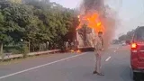 नोएडा-ग्रेनो एक्सप्रेसवे पर चलती डबल डेकर बस में लगी आग, सभी यात्री सुरक्षित