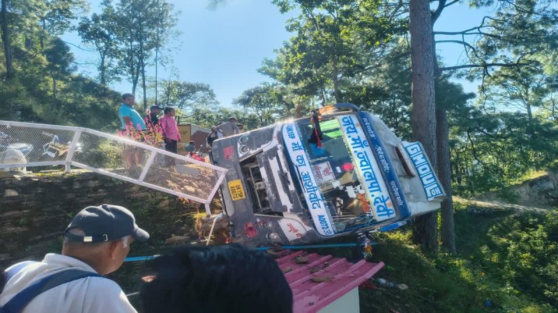 कोटद्वार-पौड़ी हाईवे पर हादसा, भदालीखाल के पास खाई में गिरी बस; 30 यात्री थे सवार