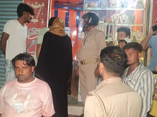 मुजफ्फरनगर में ज्वेलर्स की दुकान पर हंगामा, सोने की जगह तांबे के गहने देने का आरोप