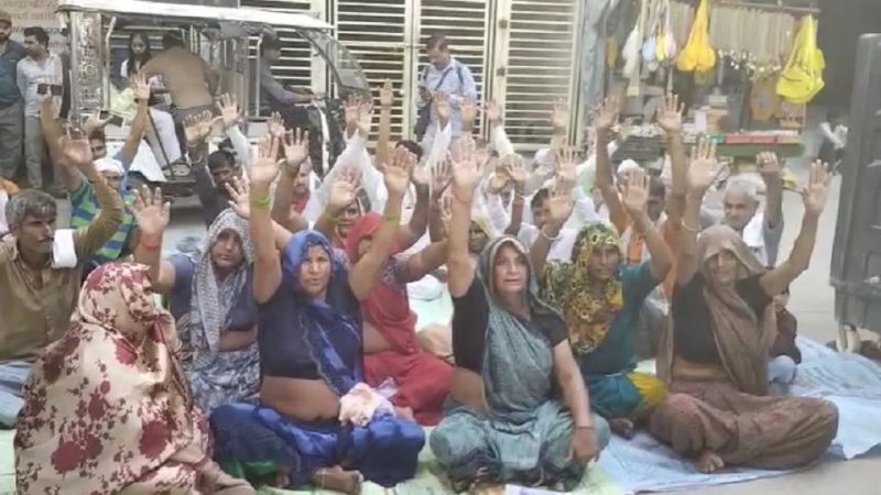 तीन महीने से लापता 17 वर्षीय युवक, संत प्रेमानंद आश्रम के बाहर परिजनों ने किया प्रदर्शन