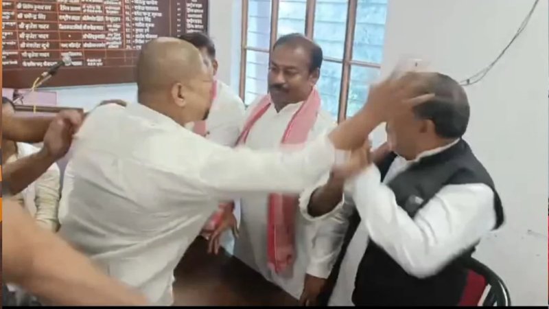 सपा ने गोरखपुर जिले और महानगर की कार्यकारिणी भंग की, विवाद के बाद अखिलेश यादव का फैसला