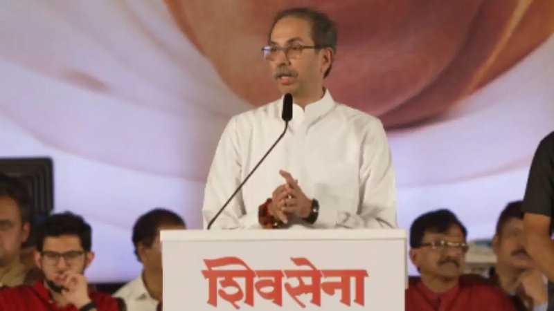 उद्धव ठाकरे का भाजपा पर हमला, बोले- लाल किले पर भी फहराना चाहिए भगवा झंडा