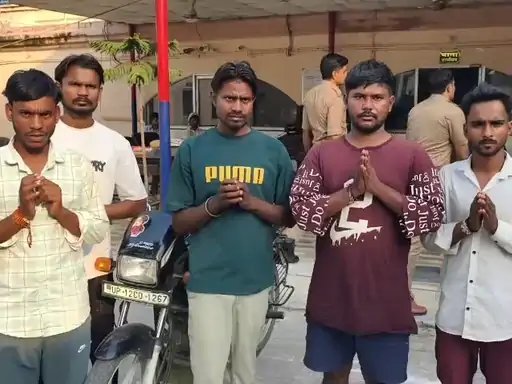 एक बाइक पर पांच सवार, हाथ जोड़कर मांगनी पड़ी माफी; पुलिस ने किया गिरफ्तार
