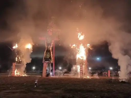 मुजफ्फरनगर में धूमधाम से हुआ रावण दहन, भ्रष्टाचार के पुतले को भी जलाया
