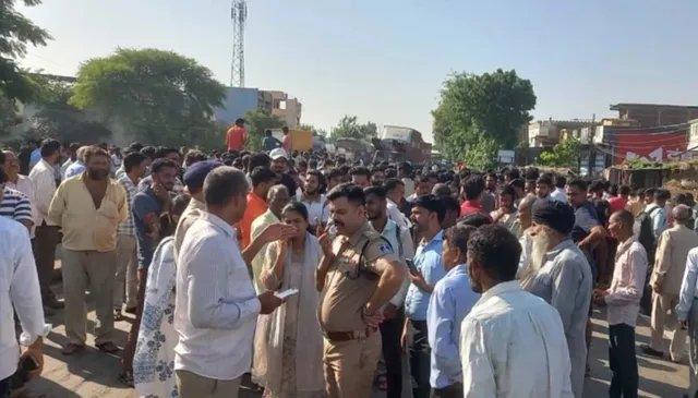 धार में तेज रफ्तार ट्राले का कहर, बाइक सवार तीन लोगों की मौत; फोरलेन पर चक्काजाम
