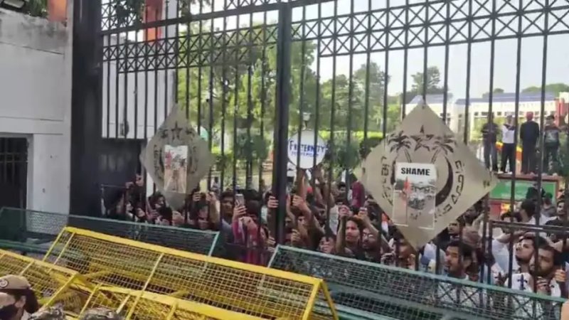 जामिया में छात्र संघ चुनाव की मांग पर प्रदर्शन जारी, निश्चित तारीख घोषित करने पर अड़े छात्र