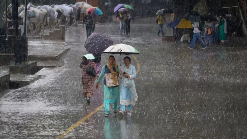 यूपी में बदला मौसम का मिजाज, कई जिलों में तेज हवाओं के साथ बारिश; 64 जिलों में अलर्ट