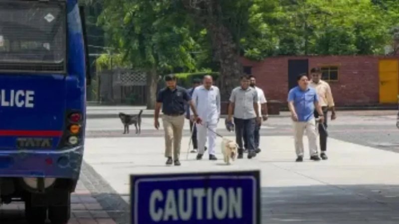 अहमदाबाद के 10 निजी स्कूलों को बम से उड़ाने की धमकी, ईमेल से मचा हड़कंप