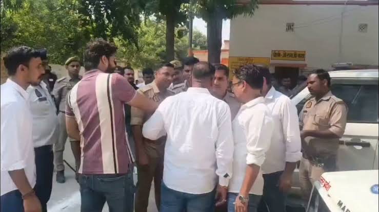 कन्नौज में मतदान केंद्र पर भाजपा नेता और पुलिसकर्मी में भिड़ंत, बोले- नौकरी करना सिखा देंगे