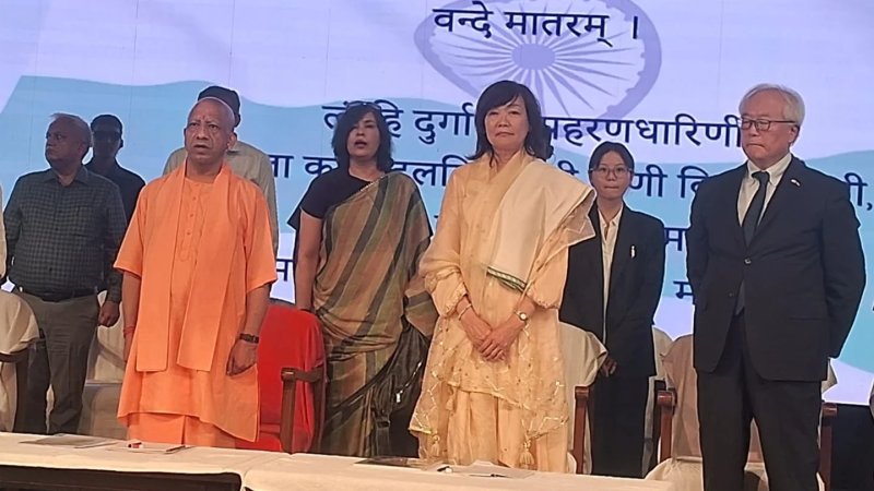 काशी में शिंजो आबे की याद में फोटो गैलरी का लोकार्पण, भावुक हुईं पत्नी आकिए