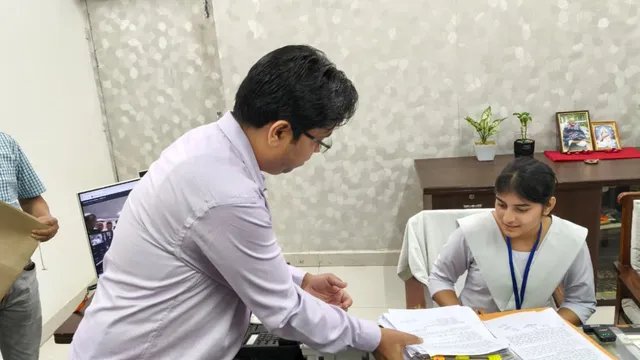 कन्नौज में हाईस्कूल टॉपर सृष्टि दीक्षित बनीं एक दिन की डीएम, छह फरियादियों की सुनीं समस्याएं