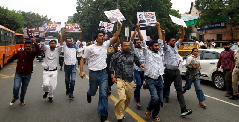 दिल्ली में अफवाहों पर पुलिस का शिकंजा, सोशल मीडिया से करीब 300 पोस्ट हटवाईं