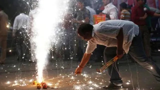 पटाखों पर पूर्ण प्रतिबंध नहीं चाहता सुप्रीम कोर्ट, कहा- आदेशों का जमीनी स्तर पर हो पालन