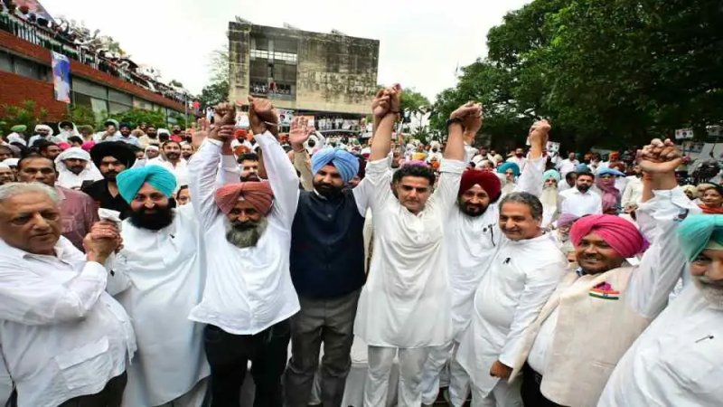 परगट सिंह ने संभाली पंजाब कांग्रेस अध्यक्ष की जिम्मेदारी, मंच पर दिखे सचिन पायलट, चन्नी और राजा वड़िंग