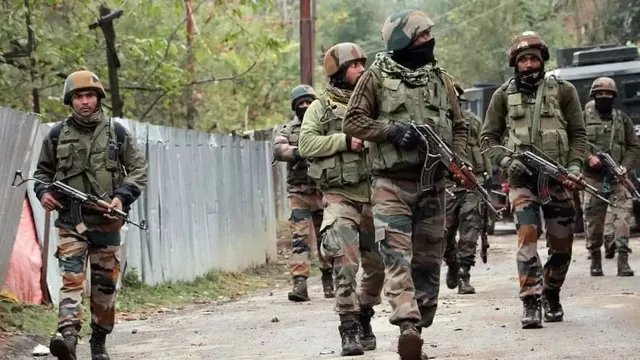 राजौरी में आतंकी ठिकाने का भंडाफोड़, सुरक्षाबलों को मिला हथियारों का जखीरा