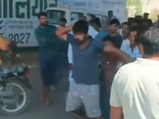 मुजफ्फरनगर: बुढ़ाना में बाइक की टक्कर के बाद मारपीट, पुलिस के सामने भिड़े युवक