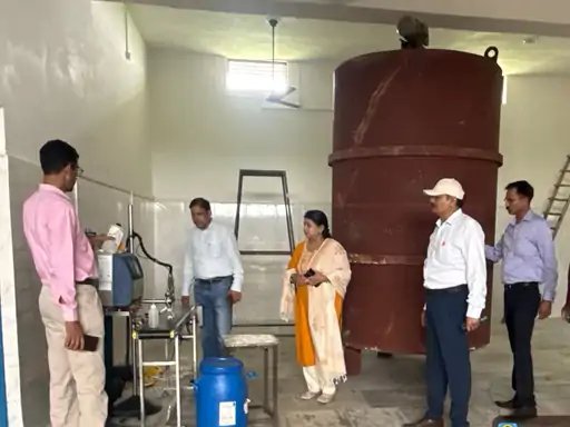 मुजफ्फरनगर में खाद्य सुरक्षा विभाग की छापेमारी, 7 लाख रुपये से ज्यादा का खाद्य तेल सीज