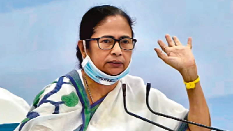दिल्ली में हिरासत के दौरान ममता बनर्जी ने गाया क्रांतिकारी गीत, आपातकाल से बदतर बताए हालात