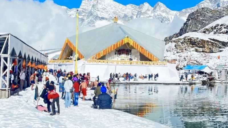 बर्फबारी के बीच हेमकुंड साहिब के कपाट बंद, 3.84 लाख से अधिक श्रद्धालुओं ने किए दर्शन