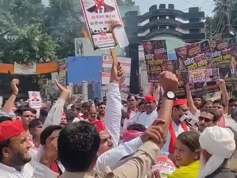 मुजफ्फरनगर में सपा का प्रदर्शन, मुख्य चुनाव आयुक्त ज्ञानेश कुमार के इस्तीफे की मांग