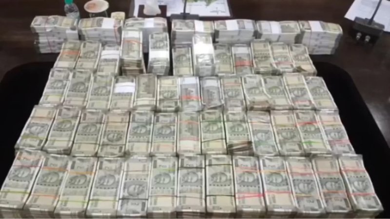 छत्तीसगढ़: तस्करी नेटवर्क पर महासमुंद पुलिस का एक्शन, 2.51 करोड़ कैश और 70 टन खैर लकड़ी जब्त